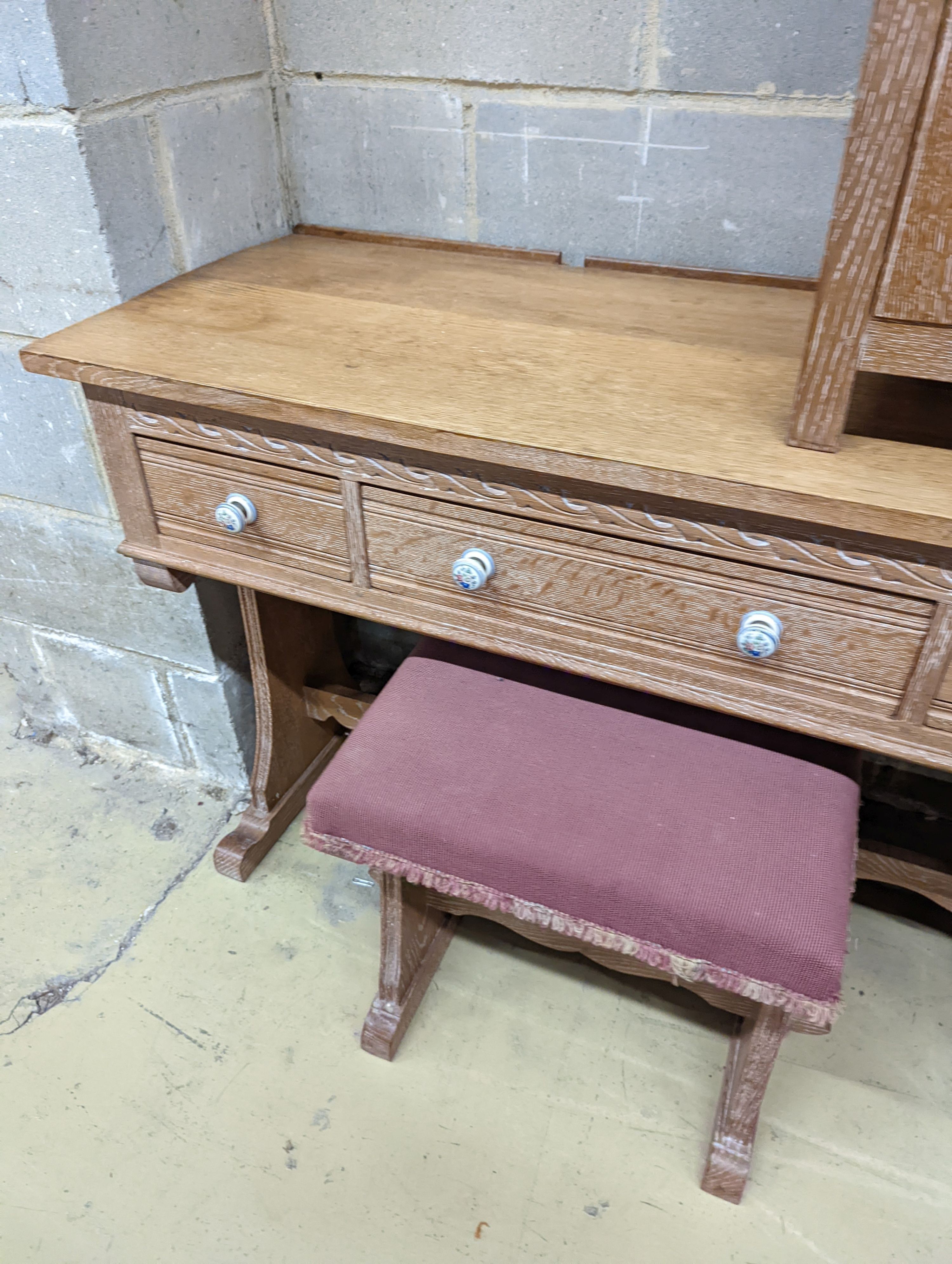A Maple lime oaked bedroom suite. Dressing table -W-117cm, D-48cm, H-76cm.